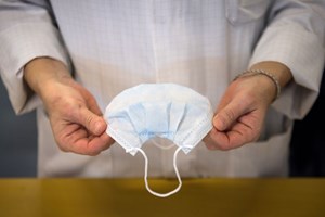 Uso de máscara deixa hoje de ser obrigatório em hospitais e lares 
