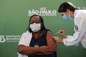Brasil aplica primeira dose de vacina contra a covid-19 minutos após aprovação