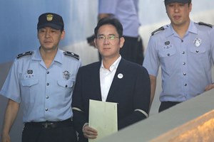 Tribunal condena herdeiro do império Samsung a dois anos e meio de prisão