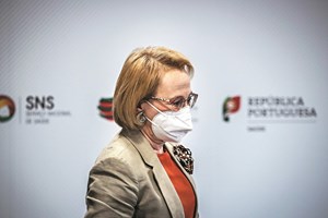Vacinados que coabitem com casos confirmados são contatos de alto risco