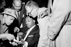 Dez anos antes de ser assassinado, Martin Luther King quase morreu. Este foi o homem que o salvou