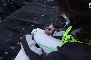 Obras na Av. 24 de Julho revelam grande e bem preservado navio do final do século XVII