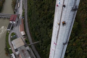 À terceira é de vez. Dupla escalou a chaminé mais alta da Europa em 7h32 minutos