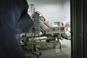 Covid-19 está quase a causar o colapso do Serviço Nacional de Saúde