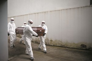 O fundo de pensões que investe na morte, na NBA e em plásticos
