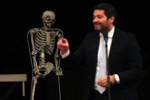 O candidato pelo Chega às eleições presidenciais de 2021, André Ventura, continua o seu discurso depois de aparecer um esqueleto ao abrirem as cortinas durante uma ação de campanha no Cine-teatro de Serpa, 10 de janeiro de 2021