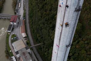 Dupla escala a chaminé mais alta da Europa - SÁBADO