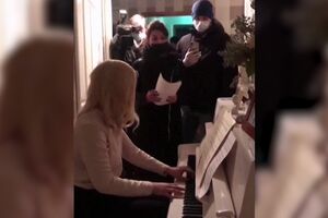 Médica de Navalny toca piano enquanto a polícia lhe revista a casa