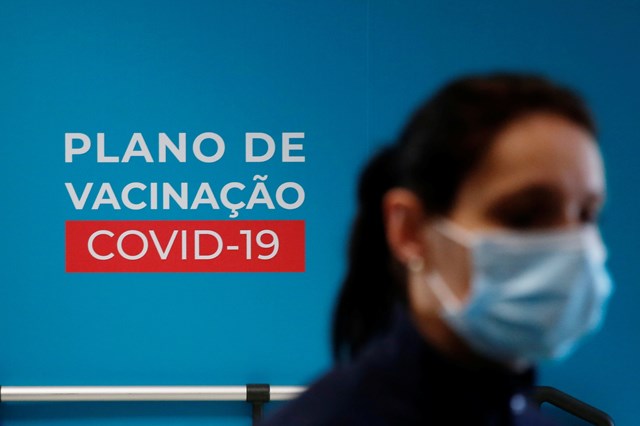 Covid 19 Vacinacao Para Maiores De 18 Anos Comeca Este Domingo Portugal Sabado