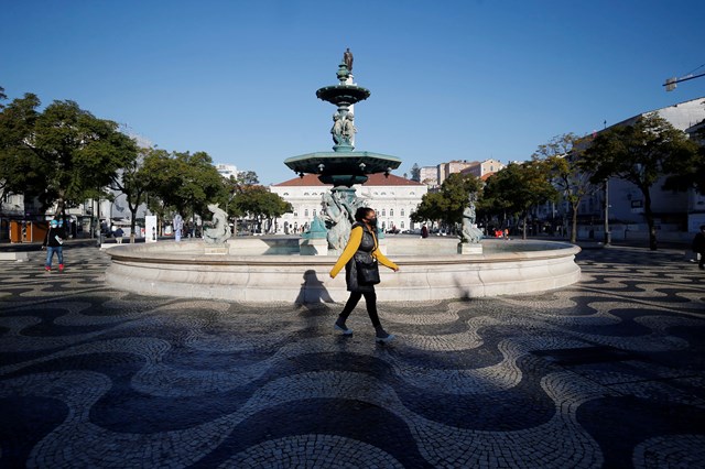 Os gráficos que mostram como Portugal se tornou dos piores países no combate à pandemia