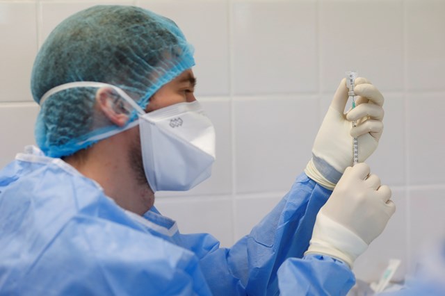 Tudo o que está a correr mal com as vacinas da Pfizer e AstraZeneca
