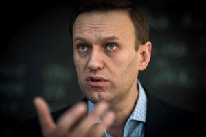 Navalny condenado a três anos e meio de prisão