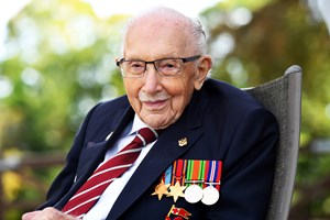 Tom Moore, o capitão que se fez cavaleiro e herói da pandemia aos 100 anos