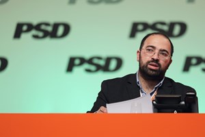 Pedido do CDS ao PSD “parece uma anedota”