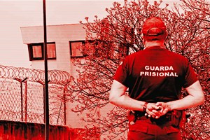 Chefe dos guardas prisionais julgado por tráfico de droga