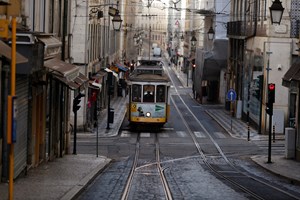 Covid-19: Novo estado de emergência com confinamento, aulas à distância e livros nos supermercados