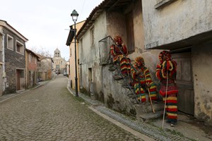 Este ano, os caretos de Podence não tinham ninguém para chocalhar na rua