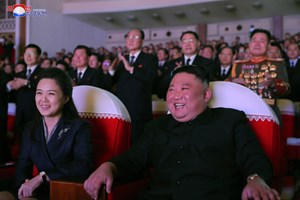 Mulher de Kim Jong-un reaparece em atos públicos após mais de um ano de ausência