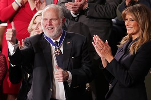 'Voz' do conservadorismo nos EUA pela rádio Rush Limbaugh morreu aos 70 anos