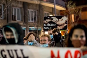 Jornalistas, políticos e ativistas: as ameaças que levaram à condenação de Pablo Hasél