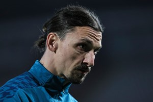 Zlatan Ibrahimovic alvo de insultos racistas no jogo com o Estrela Vermelha