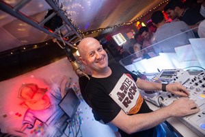 Padre Guilherme, o DJ que criou uma discoteca junto à capela