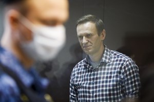 Navalny: Justiça russa mantém opositor em prisão efetiva mas reduz pena