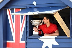 Djokovic vence na Austrália e diz viver 'história de amor com a Rod Laver Arena'
