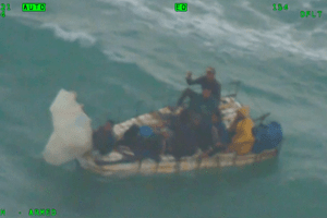 Barco com migrantes vira-se perto da costa da Florida