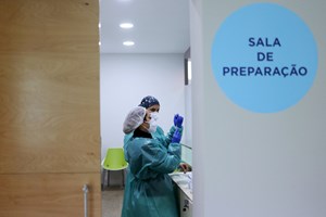 Covid-19: Problema informático e presenças por confirmar geram filas por vacina na Maia