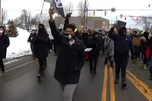Ativistas protestam contra a polícia de Rochester após uso de gás-pimenta em menina de nove anos - SÁBADO