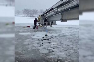 Bombeiros resgatam passageiros de pickup a afundar-se em rio coberto de gelo - sábado