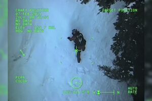 Vídeo mostra operação de resgate de esquiador atacado por urso no Alasca - SÁBADO