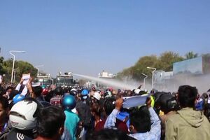 Polícia usa canhões de água para dispersar manifestantes em Myanmar