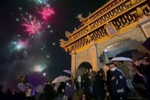 Taiwan celebra entrada no Ano do Boi com fogo de artifício e incenso - SÁBADO