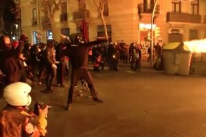 Terceira noite de protestos em Barcelona contra detenção do rapper Pablo Hasél - sábado