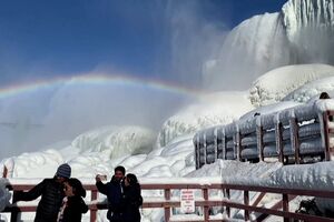 Cataratas do Niágara cobertas de neve atraem visitantes