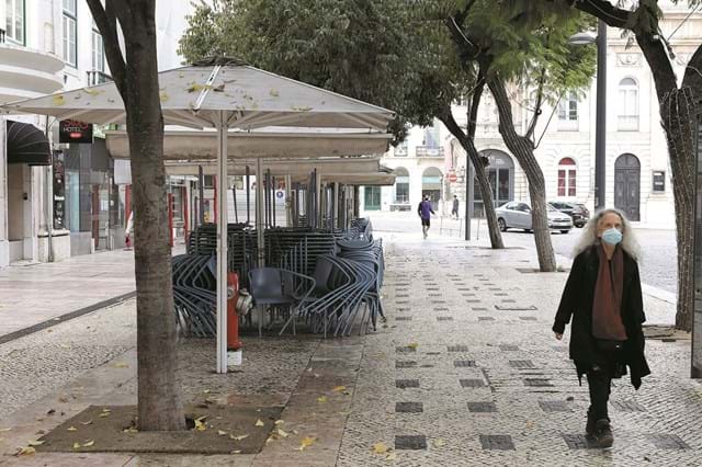 Pandemia matou pelo menos 2,58 milhões de pessoas no mundo