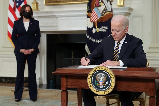 Joe Biden revoga veto de Trump a imigrantes
