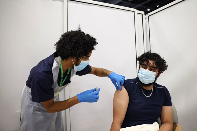 Covid-19: Reino Unido já vacinou mais de 20 milhões de pessoas com 1ª dose