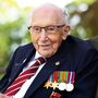 Tom Moore, o capitão que se fez cavaleiro e herói da pandemia aos 100 anos