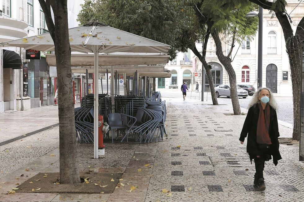 pessoas mascara covid pandemia virus esplanada fechada