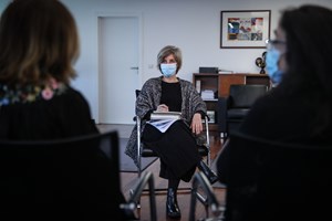 Ministra assume responsabilidades pelo Natal, mas é 'cedo' para explicar subida de casos