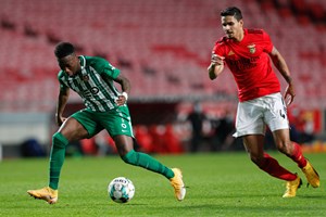 Benfica vence Rio Ave e encurta distância para o primeiro lugar