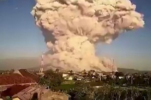 Veja o vídeo com as várias erupções no vulcão Monte Sinabung na Indonésia