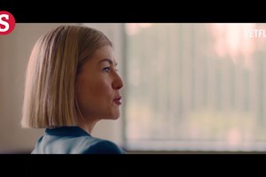 Rosamund Pike brilha no novo filme da Netflix