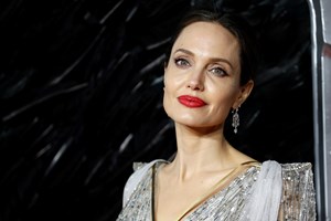 Angelina Jolie vende quadro de Churchill por 8 milhões de euros