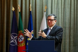 Durão Barroso: Farmacêuticas devem acabar com pandemia em vez de ganhar mais dinheiro
