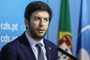 Dúvidas no CDS sobre proposta sobre enriquecimento ilícito… do CDS
