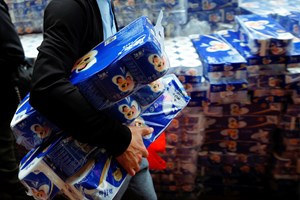Ladrões de papel higiénico em Hong Kong condenados a três anos de prisão